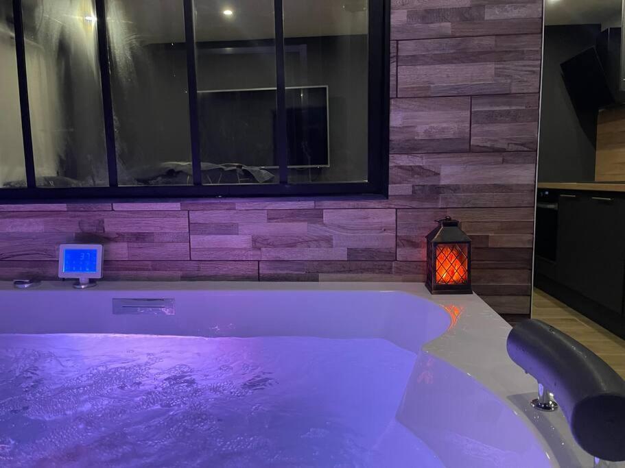 Charmante Residence De Tourisme Avec Jacuzzi Crecy-la-Chapelle Buitenkant foto